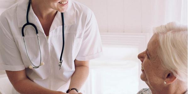 Жалаңаш мәнерлеп сырғанаушы коньки тебеді