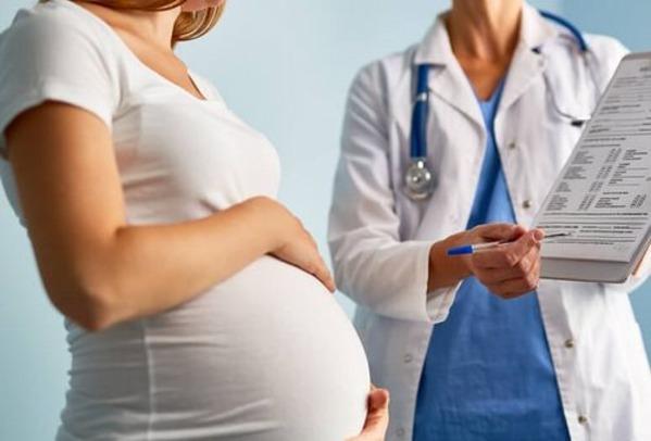 Балапан мүшесін жұлып алып, есегіне саусағын салады